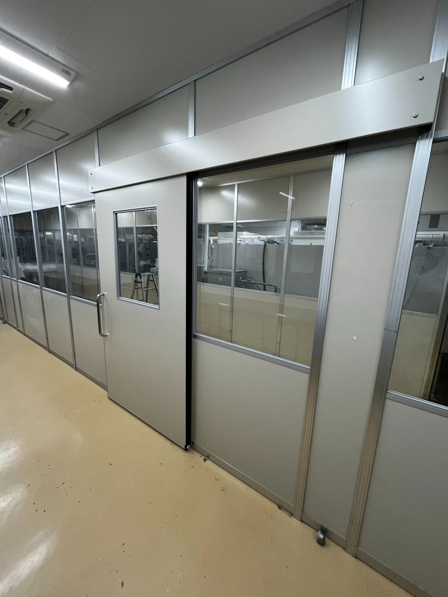 工場内　アルミパーティション設置